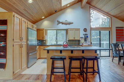 Breathtaking Cottage with Barbecue in Sunriver, Oregon - Sunriver, Oregon - glamping.directory