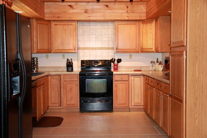 Deluxe Log Cabin with a Hot Tub in the Smoky Mountains of North Carolina - Clyde, North Carolina - glamping.directory