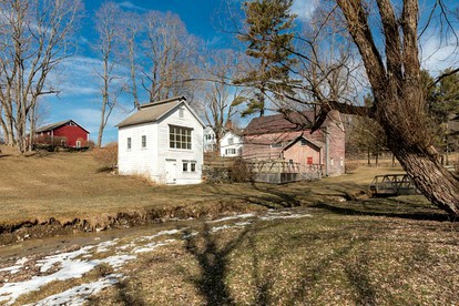 Scenic Barn Rental for a Family Getaway near Stissing Lake in Pine Plains, New York - Pine Plains, New York - glamping.directory