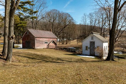Scenic Barn Rental for a Family Getaway near Stissing Lake in Pine Plains, New York - Pine Plains, New York - glamping.directory