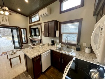 Breathtaking Tiny House Settled Between Trees in Tracy City, Tennessee - Tracy City, Tennessee - glamping.directory