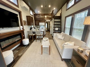 Breathtaking Tiny House Settled Between Trees in Tracy City, Tennessee - Tracy City, Tennessee - glamping.directory