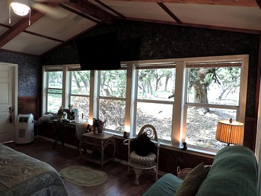 Beautiful Honeymoon Suite Rentals with Jacuzzis near San Antonio, Texas - Boerne, Texas - glamping.directory