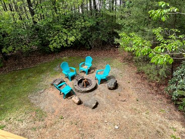 Beautiful Cabin Nestled in the Woods with Incredible Views for a Peaceful Escape in Sautee Nacooche, Georgia - Sautee Nacoochee, Georgia - glamping.directory