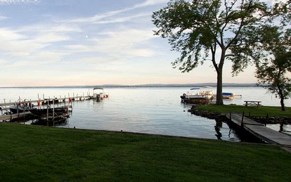 Picturesque Cottage Rentals with Direct Access to Oneida Lake in Cleveland, New York - Cleveland, New York - glamping.directory