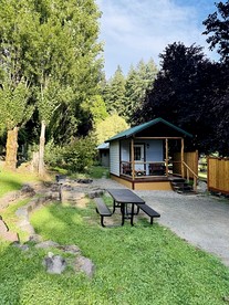 Cozy Studio-Style Cabin for a Glamping Getaway in Clearwater, Oregon - Idleyld Park, Oregon - glamping.directory