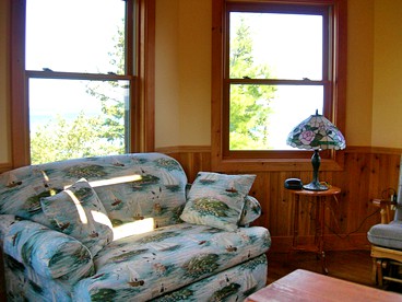 Peaceful Bed and Breakfast Room on the Lake near Cheboygan in Northern Michigan - Cheboygan, Michigan - glamping.directory