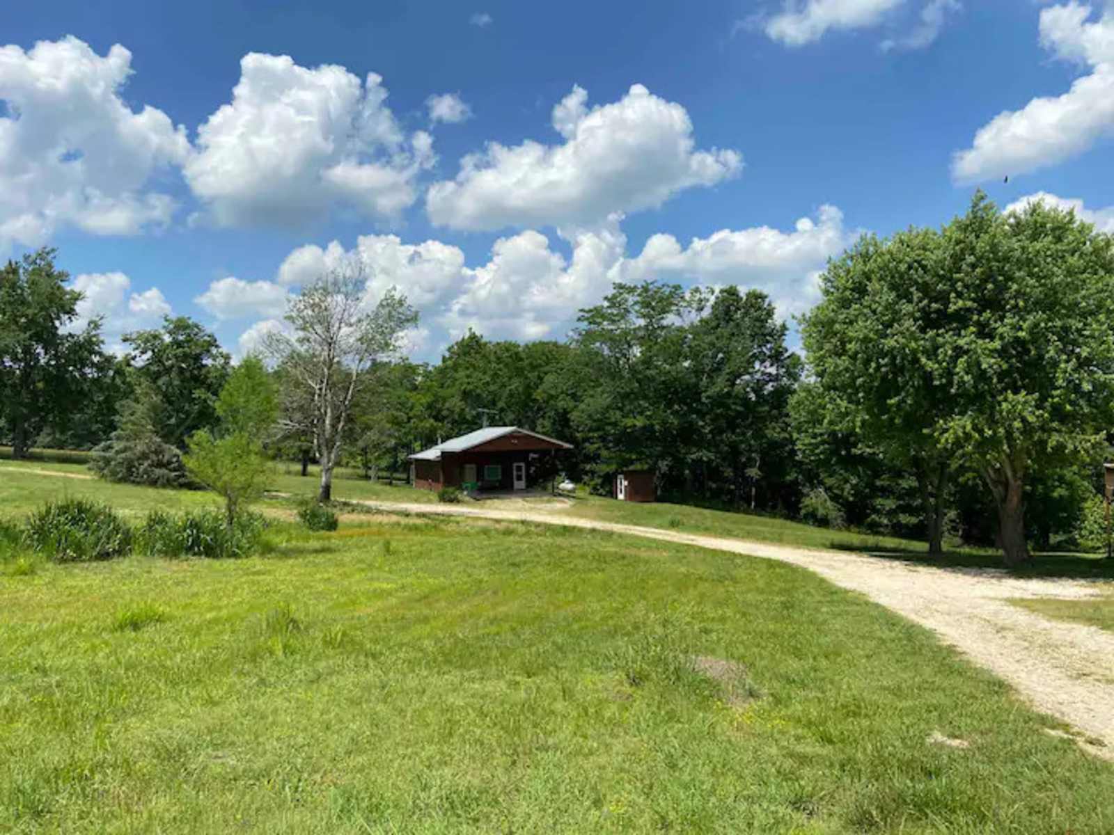 Bug Tussle Ridge - Fayetteville, Arkansas - glamping.directory