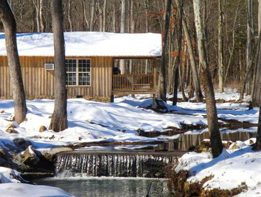 Cabin with Jacuzzi Tub for a Creekside Getaway near Guntersville Lake, Alabama - Union Grove, Alabama - glamping.directory