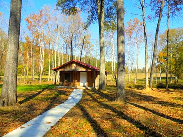 Cabin with Jacuzzi Tub for a Creekside Getaway near Guntersville Lake, Alabama - Union Grove, Alabama - glamping.directory