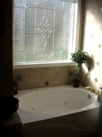Cabin with Jacuzzi Tub for a Creekside Getaway near Guntersville Lake, Alabama - Union Grove, Alabama - glamping.directory