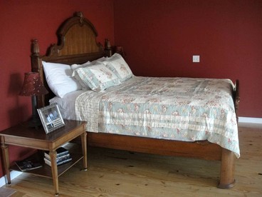 Cabin with Jacuzzi Tub for a Creekside Getaway near Guntersville Lake, Alabama - Union Grove, Alabama - glamping.directory