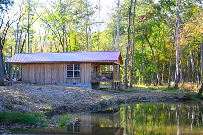 Cabin with Jacuzzi Tub for a Creekside Getaway near Guntersville Lake, Alabama - glamping.directory