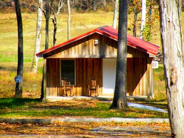 Cabin with Jacuzzi Tub for a Creekside Getaway near Guntersville Lake, Alabama - Union Grove, Alabama - glamping.directory