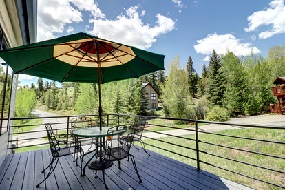 Bright Retreat with New Equipped Deck in Dillon, Colorado - Dillon, Colorado - glamping.directory