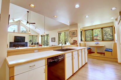 Bright Retreat with New Equipped Deck in Dillon, Colorado - Dillon, Colorado - glamping.directory