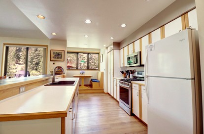 Bright Retreat with New Equipped Deck in Dillon, Colorado - Dillon, Colorado - glamping.directory