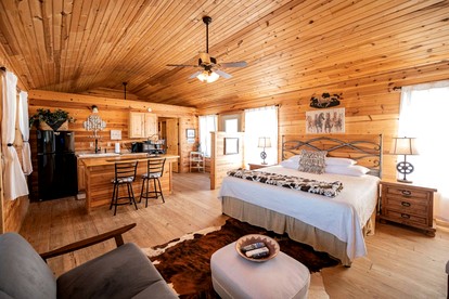 Charming King-Size Cabin with Wi-Fi and Deck in Fredericksburg, Texas - Fredericksburg, Texas - glamping.directory