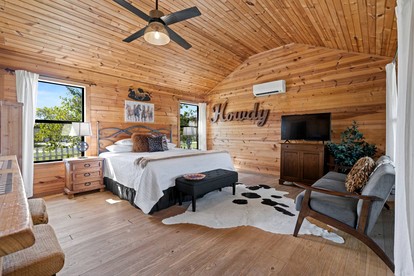 Charming King-Size Cabin with Wi-Fi and Deck in Fredericksburg, Texas - Fredericksburg, Texas - glamping.directory