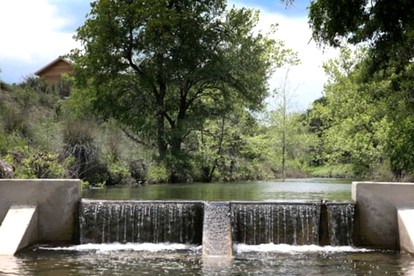 Charming King-Size Cabin with Wi-Fi and Deck in Fredericksburg, Texas - Fredericksburg, Texas - glamping.directory