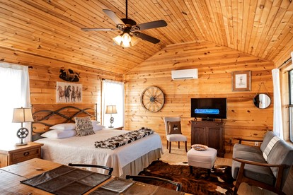 Charming King-Size Cabin with Wi-Fi and Deck in Fredericksburg, Texas - Fredericksburg, Texas - glamping.directory