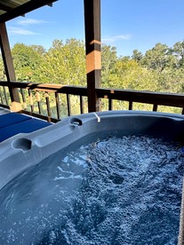Charming King-Size Cabin with Wi-Fi and Deck in Fredericksburg, Texas - Fredericksburg, Texas - glamping.directory