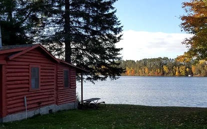 Lakeside Cabin Rental with a Boat Launch near Tomahawk, Wisconsin - Tomahawk, Wisconsin - glamping.directory