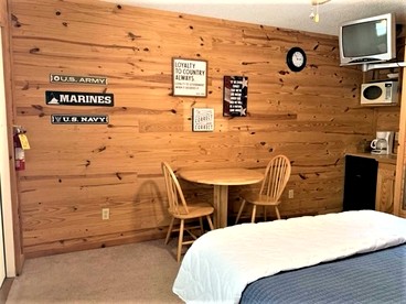 Simple Cabin with Queen Sized Bed near the Ozark National Forest, Perfect for a Glamping Getaway - Mountain View, Arkansas - glamping.directory