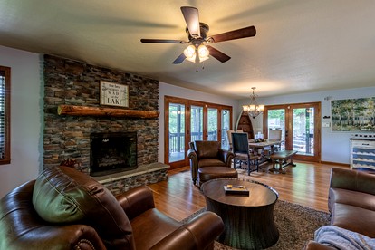 Amazing Lakefront Cabin Perfect for Groups in Topton, North Carolina - Topton, North Carolina - glamping.directory