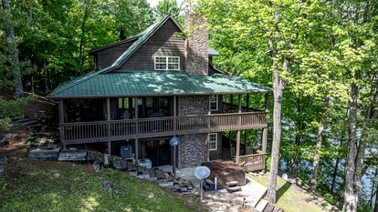 Amazing Lakefront Cabin Perfect for Groups in Topton, North Carolina - glamping.directory