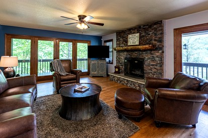 Amazing Lakefront Cabin Perfect for Groups in Topton, North Carolina - Topton, North Carolina - glamping.directory