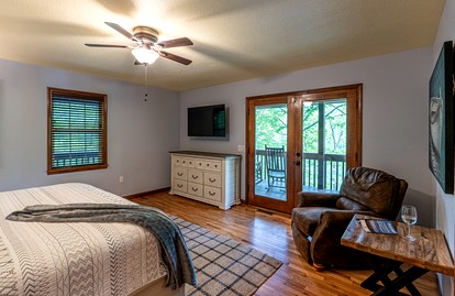 Amazing Lakefront Cabin Perfect for Groups in Topton, North Carolina - Topton, North Carolina - glamping.directory