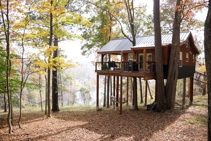 Luxury Lakeview Treehouse with Hot Tub and Private Dock Near Lake Malone, Kentucky - glamping.directory