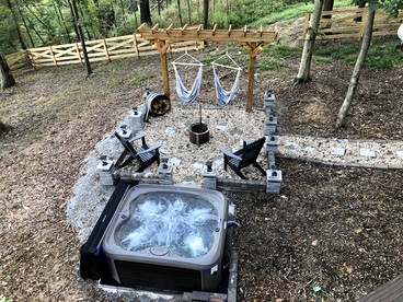 Luxury Lakeview Treehouse with Hot Tub and Private Dock Near Lake Malone, Kentucky - Lewisburg, Kentucky - glamping.directory