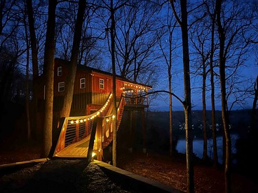 Luxury Lakeview Treehouse with Hot Tub and Private Dock Near Lake Malone, Kentucky - Lewisburg, Kentucky - glamping.directory