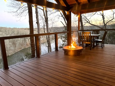 Luxury Lakeview Treehouse with Hot Tub and Private Dock Near Lake Malone, Kentucky - Lewisburg, Kentucky - glamping.directory