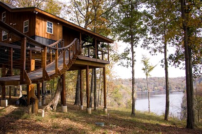 Luxury Lakeview Treehouse with Hot Tub and Private Dock Near Lake Malone, Kentucky - Lewisburg, Kentucky - glamping.directory