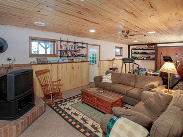 Lakefront Luxury Cabin with Private Beach near Bemidji, Minnesota - Nevis, Minnesota - glamping.directory