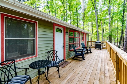 Charming Dog-Friendly Cabin with Hot Tub and Fire Pit - Pond Access Makes This the Perfect Cabin for Your Fishing Getaway in Berkeley Springs, WV - Berkeley Springs , West Virginia - glamping.directory