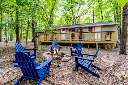Charming Dog-Friendly Cabin with Hot Tub and Fire Pit - Pond Access Makes This the Perfect Cabin for Your Fishing Getaway in Berkeley Springs, WV - Berkeley Springs , West Virginia - glamping.directory