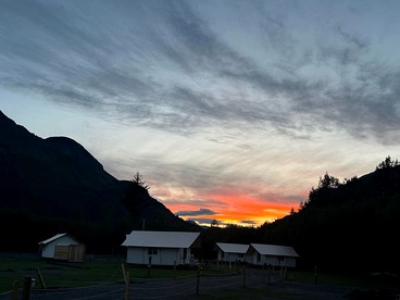 Cozy and Warm Safari Tent Rental in Seward, Alaska with Beautiful Views - The Perfect Romantic Mountain Getaway - Seward, Alaska - glamping.directory