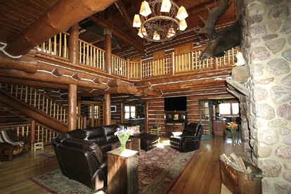 Gorgeous Wooden Lodge in a Forest near Blue Mounds, Wisconsin - Blue Mounds, Wisconsin - glamping.directory