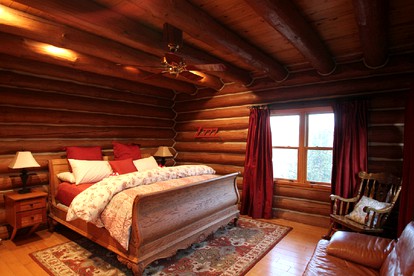 Gorgeous Wooden Lodge in a Forest near Blue Mounds, Wisconsin - Blue Mounds, Wisconsin - glamping.directory
