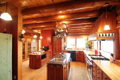 Gorgeous Wooden Lodge in a Forest near Blue Mounds, Wisconsin - Blue Mounds, Wisconsin - glamping.directory