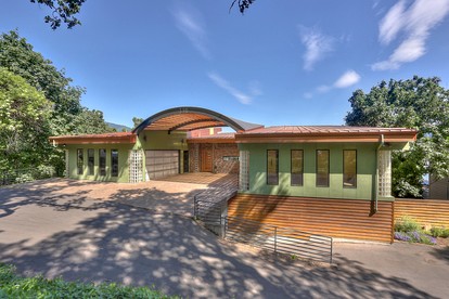 Elegant Six-Bedroom Retreat with Panoramic Columbia River Gorge Views in Hood River, Oregon - glamping.directory