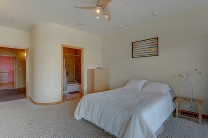 Elegant Six-Bedroom Retreat with Panoramic Columbia River Gorge Views in Hood River, Oregon - Hood River , Oregon - glamping.directory