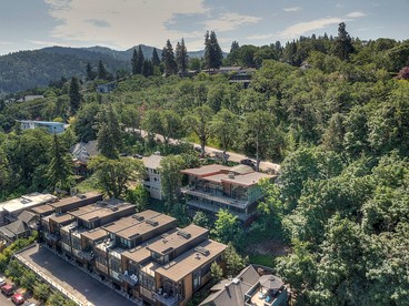 Elegant Six-Bedroom Retreat with Panoramic Columbia River Gorge Views in Hood River, Oregon - Hood River , Oregon - glamping.directory