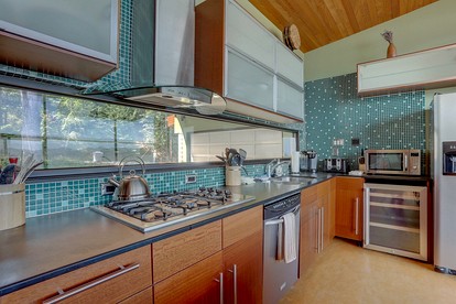 Elegant Six-Bedroom Retreat with Panoramic Columbia River Gorge Views in Hood River, Oregon - Hood River , Oregon - glamping.directory