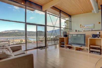 Elegant Six-Bedroom Retreat with Panoramic Columbia River Gorge Views in Hood River, Oregon - Hood River , Oregon - glamping.directory