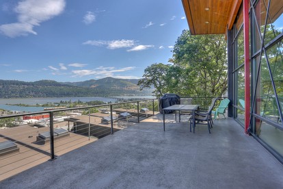 Elegant Six-Bedroom Retreat with Panoramic Columbia River Gorge Views in Hood River, Oregon - Hood River , Oregon - glamping.directory